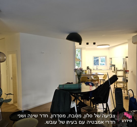 קיר לבן חלק עם סימני צבע קלים